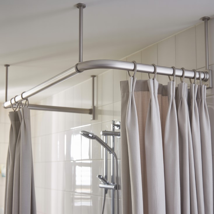 Kačenje zavesa u kupatilu