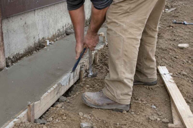 osoba skida oplatu na izbetoniranom betonu